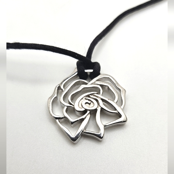 ๐ข3/$19๐ข MK 2004 Rose Pendant on Black Cord Necklace Michael Kors - Picture 3 of 5